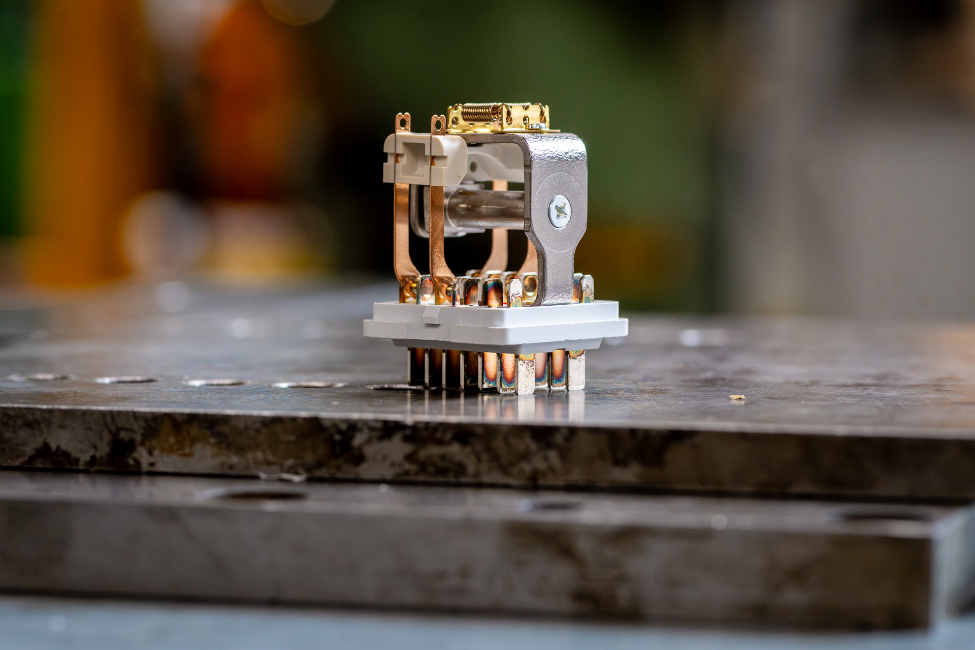 Kleine elektronische component op metalen oppervlak